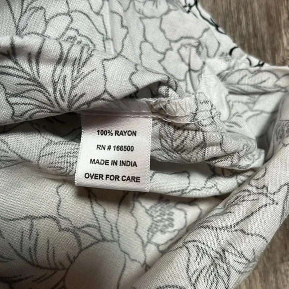 Emily Daniels white black pullover vneck quarter button blouse - Picture 5 of 7